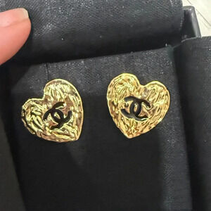 ••SOLD••
AUTHENTIC & NEW Chanel Gold Plated Earrings